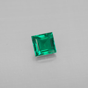 0.33カラットの天然グリーンエメラルド（4.1×4 mm・バゲット）