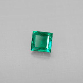 0.33カラットの天然グリーンエメラルド（4.1×4 mm・バゲット）