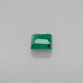 0.33カラットの天然グリーンエメラルド（4.1×4 mm・バゲット）