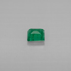 0.28カラットの天然グリーンエメラルド（4×3.7 mm・バゲット）