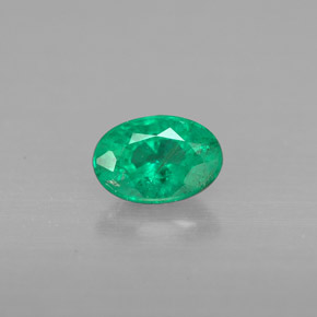 0.41カラットの天然グリーンエメラルド（5.8×4 mm・オーバルカット）