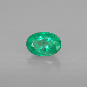 0.41カラットの天然グリーンエメラルド（5.8×4 mm・オーバルカット）