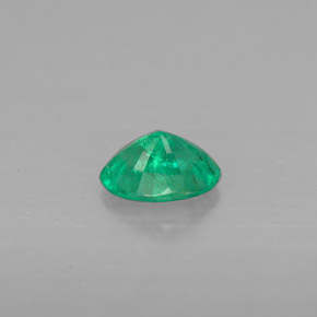 0.41カラットの天然グリーンエメラルド（5.8×4 mm・オーバルカット）