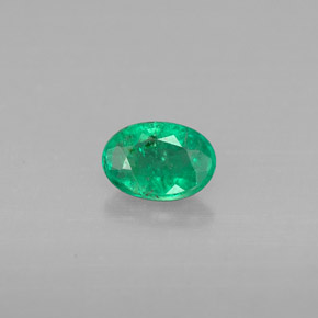 0.41カラットの天然グリーンエメラルド（5.9×4.1 mm・オーバルカット）
