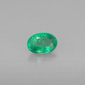 0.41カラットの天然グリーンエメラルド（5.9×4.1 mm・オーバルカット）