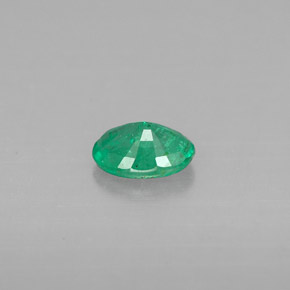 0.41カラットの天然グリーンエメラルド（5.9×4.1 mm・オーバルカット）