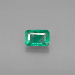 0.70カラットの天然グリーンエメラルド（6.2×4.1 mm・エメラルドカット）