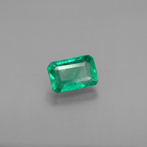 0.70カラットの天然グリーンエメラルド（6.2×4.1 mm・エメラルドカット）