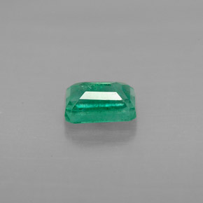 0.70カラットの天然グリーンエメラルド（6.2×4.1 mm・エメラルドカット）