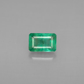 0.61カラットの天然グリーンエメラルド（5.9×4 mm・エメラルドカット）