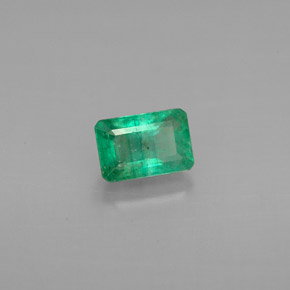 0.61カラットの天然グリーンエメラルド（5.9×4 mm・エメラルドカット）