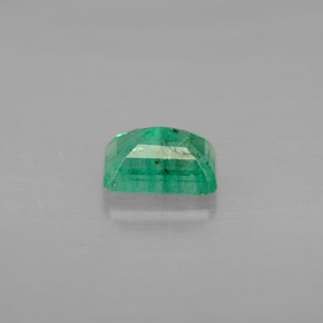 0.61カラットの天然グリーンエメラルド（5.9×4 mm・エメラルドカット）