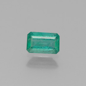 0.38カラットの天然グリーンエメラルド（5.8×3.7 mm・エメラルドカット）