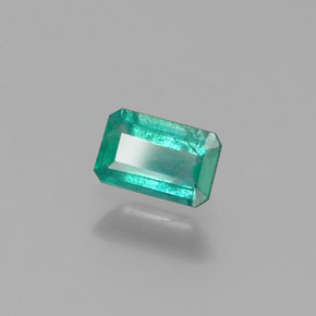 0.38カラットの天然グリーンエメラルド（5.8×3.7 mm・エメラルドカット）