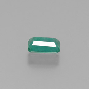 0.38カラットの天然グリーンエメラルド（5.8×3.7 mm・エメラルドカット）