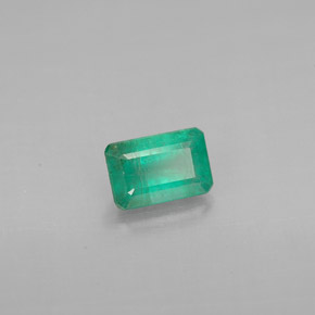 0.58カラットの天然グリーンエメラルド（6.1×4 mm・エメラルドカット）
