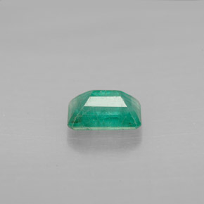 0.58カラットの天然グリーンエメラルド（6.1×4 mm・エメラルドカット）