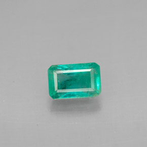 0.66カラットの天然グリーンエメラルド（6.1×4 mm・エメラルドカット）