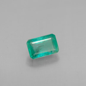 0.66カラットの天然グリーンエメラルド（6.1×4 mm・エメラルドカット）