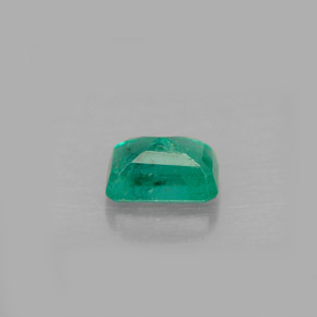 0.66カラットの天然グリーンエメラルド（6.1×4 mm・エメラルドカット）