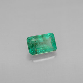 0.60カラットの天然グリーンエメラルド（6×4.1 mm・エメラルドカット）