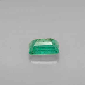 0.60カラットの天然グリーンエメラルド（6×4.1 mm・エメラルドカット）