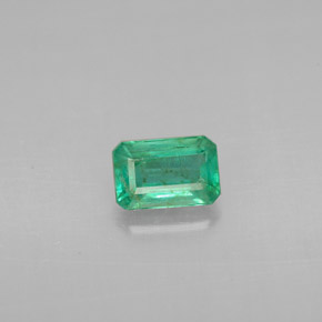 0.55カラットの天然グリーンエメラルド（6×4 mm・エメラルドカット）