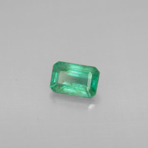 0.55カラットの天然グリーンエメラルド（6×4 mm・エメラルドカット）