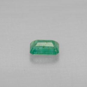 0.55カラットの天然グリーンエメラルド（6×4 mm・エメラルドカット）