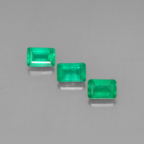 カラットの天然グリーンエメラルド（6×4 mm・エメラルドカット）