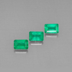カラットの天然グリーンエメラルド（6×4 mm・エメラルドカット）