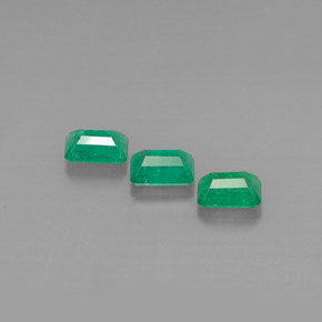 カラットの天然グリーンエメラルド（6×4 mm・エメラルドカット）