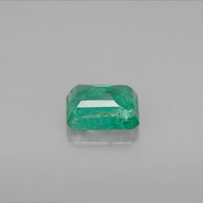 1.12カラットの天然グリーンエメラルド（7.1×5.6 mm・エメラルドカット）