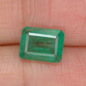 1.31カラットの天然グリーンエメラルド（7.8×6 mm・エメラルドカット）