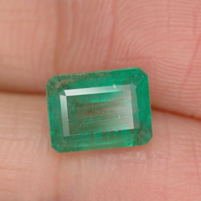1.31カラットの天然グリーンエメラルド（7.8×6 mm・エメラルドカット）