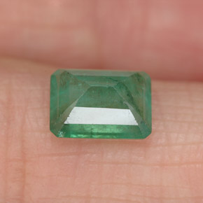 1.31カラットの天然グリーンエメラルド（7.8×6 mm・エメラルドカット）