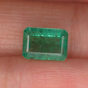 1.65カラットの天然グリーンエメラルド（8.2×5.8 mm・エメラルドカット）
