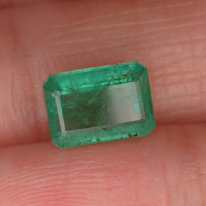 1.65カラットの天然グリーンエメラルド（8.2×5.8 mm・エメラルドカット）