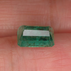 1.65カラットの天然グリーンエメラルド（8.2×5.8 mm・エメラルドカット）