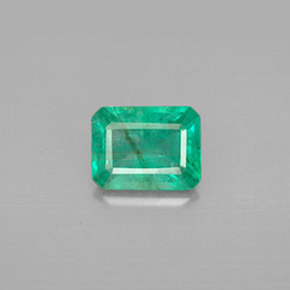 1.27カラットの天然グリーンエメラルド（7.9×6 mm・エメラルドカット）