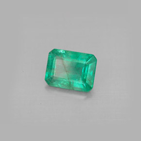 1.27カラットの天然グリーンエメラルド（7.9×6 mm・エメラルドカット）