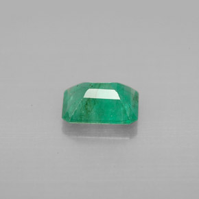 1.27カラットの天然グリーンエメラルド（7.9×6 mm・エメラルドカット）
