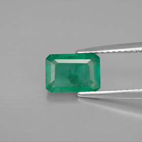 1.34カラットの天然グリーンエメラルド（7.9×5.6 mm・エメラルドカット）