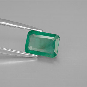 1.34カラットの天然グリーンエメラルド（7.9×5.6 mm・エメラルドカット）