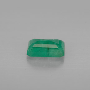 1.34カラットの天然グリーンエメラルド（7.9×5.6 mm・エメラルドカット）