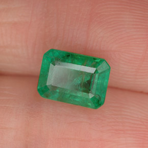 1.46カラットの天然グリーンエメラルド（7.6×5.7 mm・エメラルドカット）