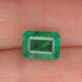 1.46カラットの天然グリーンエメラルド（7.6×5.7 mm・エメラルドカット）