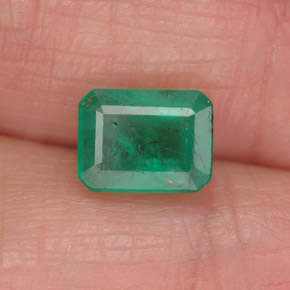 1.70カラットの天然グリーンエメラルド（7.9×6 mm・エメラルドカット）