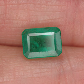 1.70カラットの天然グリーンエメラルド（7.9×6 mm・エメラルドカット）