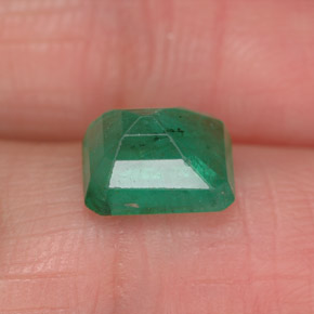 1.70カラットの天然グリーンエメラルド（7.9×6 mm・エメラルドカット）